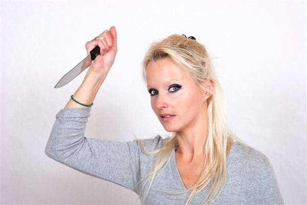梦见女人用刀威胁自己