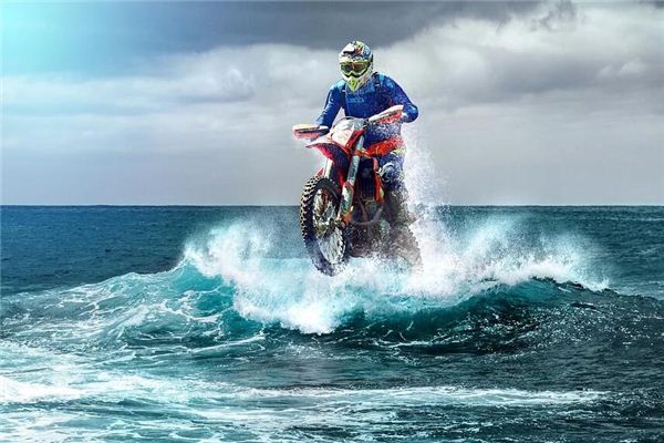 梦见骑摩托车掉进水里