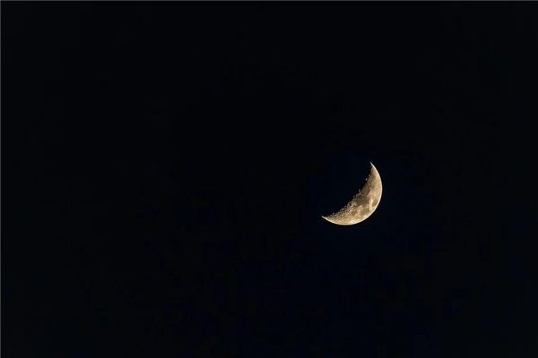 梦见弧型月亮高挂天空