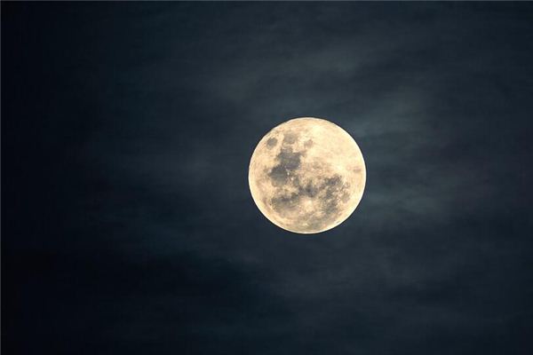 梦见满月在半空中大放光彩