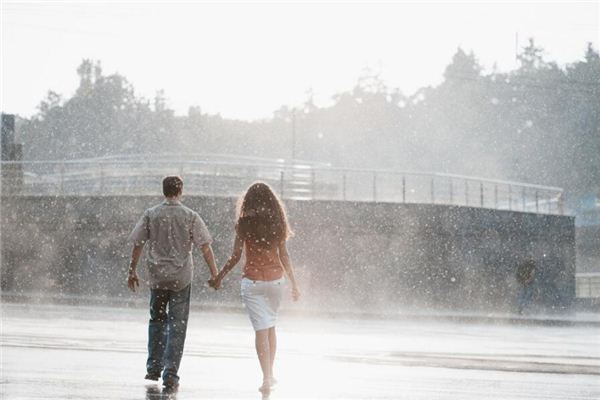 梦见与情人在雨中步行