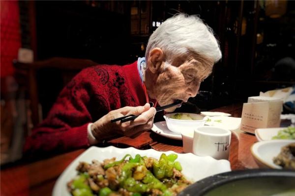 梦见死去的外婆在吃饭