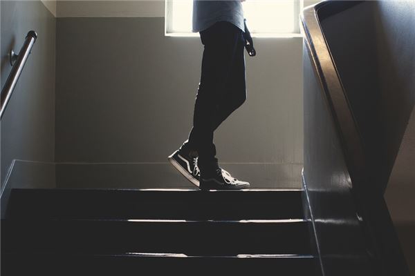 梦见一个人站在楼梯上