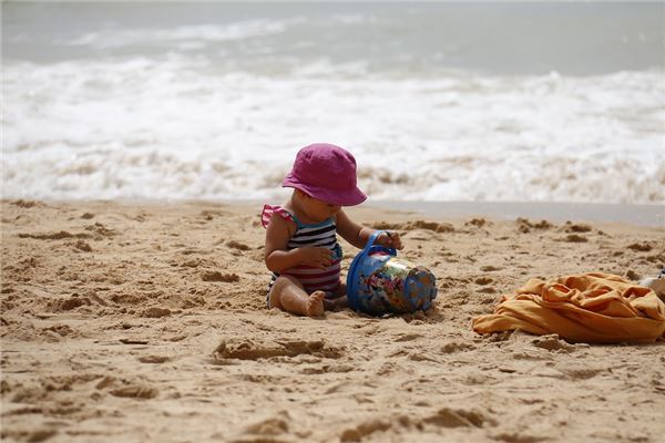 梦见小孩在玩沙子
