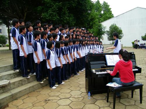 梦见很多学生在唱歌