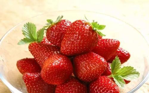 梦见吃草莓