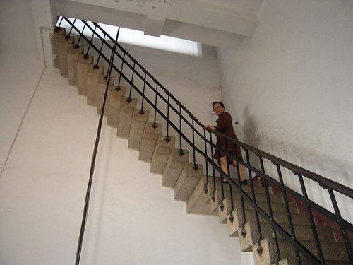 梦见下很陡的楼梯