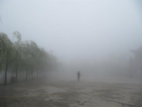 梦见自己在雾中行走